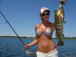 Красивая девушка на рыбалке